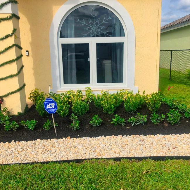 Neat and clean landscaping idea